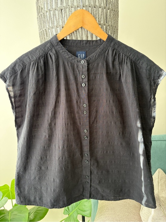 GAP Tops - GAP Charcoal Textured Button-Front Top